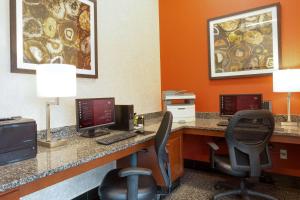 TV a/nebo společenská místnost v ubytování Drury Inn & Suites St. Louis/O'Fallon, IL