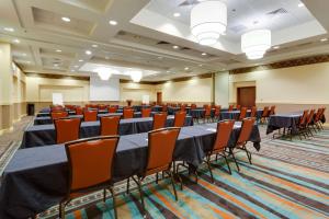 una sala de conferencias con mesas y sillas. en Drury Inn & Suites St. Louis/O'Fallon, IL, en O'Fallon