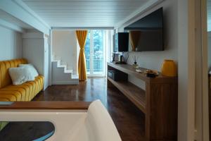 a living room with a couch and a television at Terra Mia in Piazza in Pompei