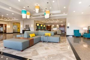 een lobby van een ziekenhuis met een bank en stoelen bij Drury Inn & Suites Colorado Springs Near the Air Force Academy in Colorado Springs