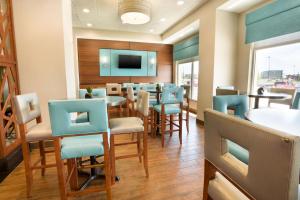 un restaurante con sillas azules y un comedor en Drury Inn & Suites Colorado Springs Near the Air Force Academy, en Colorado Springs