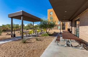 un refugio de picnic con mesas y sillas en una acera en Extended Stay America Premier Suites - Phoenix - Chandler - Downtown en Chandler