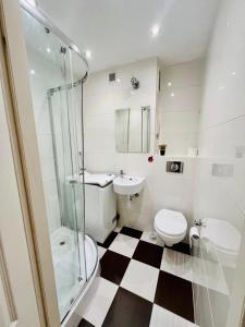 a bathroom with a toilet and a sink and a shower at WORKATION, CENTRE, 4-5 Persons 3-4 nights best offer, Nature Park Metro 1min , 15 min Palac Kultury, Balcony, Quiet, Easy parking chroniony in Warsaw