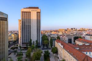 uma vista para uma cidade com um edifício alto em Sheraton Lisboa Hotel & Spa em Lisboa