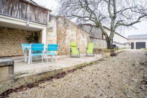 a group of chairs and a table in a yard at Coeur de Ville 1 & 2 in Jonzac