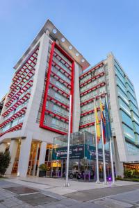 un gran edificio con una raya roja en Four Points By Sheraton Bogota, en Bogotá