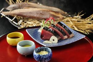 um prato de comida com carne e pão sobre uma mesa em OMO7 Kochi by Hoshino Resorts em Kochi