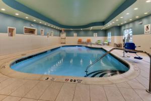 uma piscina no meio de um quarto de hotel em Holiday Inn Express & Suites - Ithaca, an IHG Hotel em Ithaca