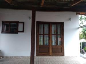 a house with a wooden door and a window at Casa agradável in Indaial