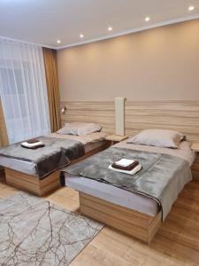 2 camas en una habitación con en Góry Sowie przystanek DAD HOUSE, en Sokolec