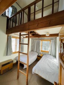 Poschodová posteľ alebo postele v izbe v ubytovaní The Answer