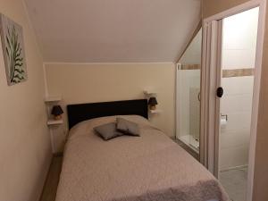 um quarto com uma cama com duas almofadas em BELLA VITA Les Terrasses de Malmédy Triplex 264 em Malmedy
