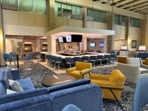 eine Lobby mit Sofas und Stühlen sowie eine Bar in der Unterkunft Holiday Inn Sioux Falls-City Center, an IHG Hotel in Sioux Falls