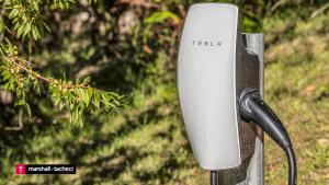 un téléphone portable est attaché à un poteau dans l'établissement Bermagui Jewel on the Lake Cuttagee Bermagui Wifi provided, à Bermagui