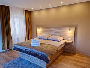 1 dormitorio con 1 cama grande y cabecero de madera en Góry Sowie przystanek DAD HOUSE en Sokolec