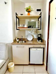 niewielka łazienka z umywalką i blatem w obiekcie Flat com Vista Deslumbrante na Praia do Pecado w mieście Macaé