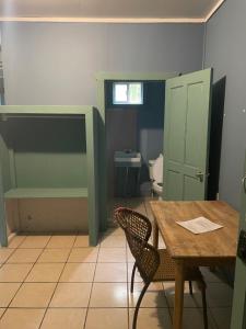 Cette chambre dispose d'une table, de chaises et de toilettes. dans l'établissement No Regrets, à Coxen Hole