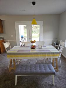 tavolo da pranzo con panna da tavola blu e gialla di Fully furnished home with lots of natural lighting and personal office space a Fayetteville