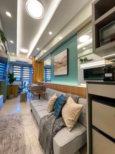 een woonkamer met een bank en een tafel bij SMDC Fame Residence luxurious family suite condo near mrt in Manilla