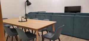 comedor con mesa de madera y sillas en Dorneda 57 en Oleiros