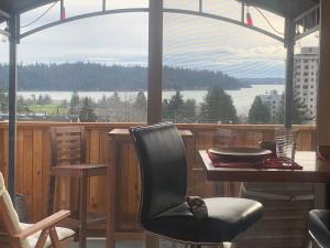 comedor con mesa y ventana grande en Where eagles fly en West Vancouver