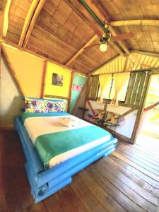 ein Schlafzimmer mit einem Bett in einem Zimmer in der Unterkunft Avani del desierto in Villavieja