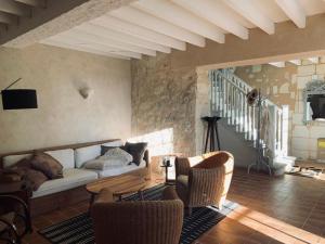 een woonkamer met een bank en stoelen bij Bourg sur Gironde in Bourg-sur-Gironde