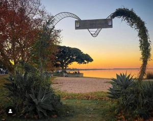 ein Basketballkorb am Strand bei Sonnenuntergang in der Unterkunft Cabana em São Lourenço do Sul in São Lourenço do Sul