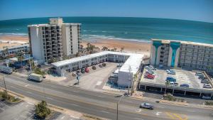 una vista aérea de un edificio situado junto a la playa en Beach House Inn en Daytona Beach