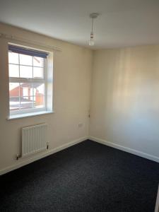 ein leeres Zimmer mit einem Fenster und einem Heizkörper in der Unterkunft A spacious house in Kent in Sittingbourne