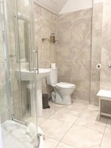 Kupatilo u objektu Dergvale Hotel +37 fotografija
