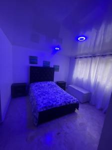 1 dormitorio con 1 cama en una habitación oscura en Mar azul 401, en San Felipe de Puerto Plata