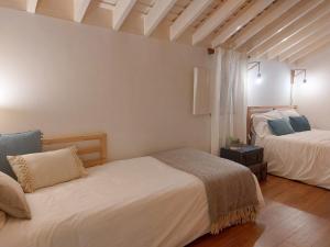 Casas da Chaminé Eco Country Lodge في نوردست: غرفة نوم بسريرين وغرفة بها