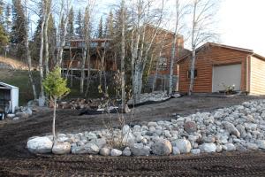 um monte de pedras em frente a uma casa em York Creek Bed & Breakfast em Coleman