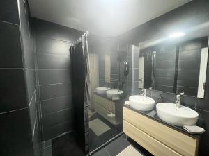 Baño negro con 3 lavabos y espejo en Appartement proche Roissy CDG, Parc expos de Villepinte, Disneyland, Paris, Astérix, en Le Thillay