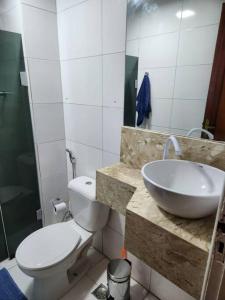 ein Bad mit einem WC und einem Waschbecken in der Unterkunft Apartamento perto da Orla de Atalaia in Aracaju