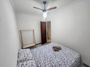 Schlafzimmer mit einem Bett und einem Deckenventilator in der Unterkunft Apartamento perto da Orla de Atalaia in Aracaju