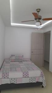 Hermoso apartamento en turbaco في Turbaco: غرفة نوم بسرير وسقف
