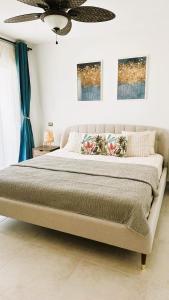 1 cama grande en un dormitorio con techo en Beautiful Star of the Caribbean - Apartment Estrella Dominicus Bayahibe, en La Laguna