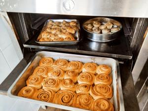 Há duas bandejas de donuts no forno. em Cabañas Santa Maria Huife em Pucón