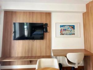 Una habitación con un televisor de pantalla plana en una pared. en Alugueasy - Hotel Athos Bulcão, en Brasilia