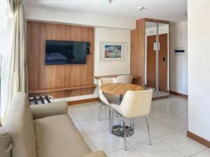 una sala de estar con un sofá y una mesa en Alugueasy - Hotel Athos Bulcão, en Brasilia