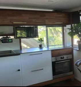 una cucina con piano di lavoro bianco e finestra di Short-long term Private Smart modern studio a Jamboree Heights