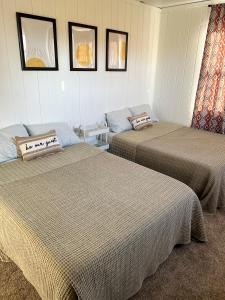 2 Betten in einem Hotelzimmer mit 2 in der Unterkunft The Sunshine Bungalow in Greensburg