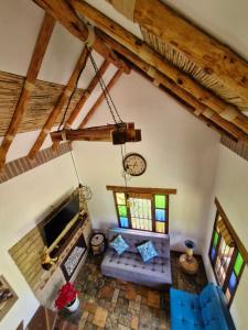 an overhead view of a living room with wooden ceilings at Hospedaje Resguardo Real in Ráquira