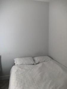 ロンドンにあるSingle room in willesdenの白いベッド1台(枕2つ付)