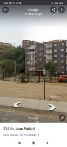 Bild eines Parkplatzes mit einem Gebäude in der Unterkunft Departamento valpo in Valparaíso
