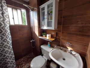 uma casa de banho com um WC e um lavatório em Departamento valpo em Valparaíso