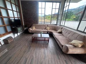 uma sala de estar com um sofá e uma mesa em Baños de agua Santa em Baños