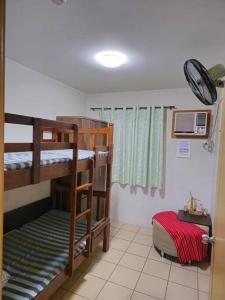 Un ou plusieurs lits superposés dans un hébergement de l'établissement Affordable Staycation-2-BR Free Wifi